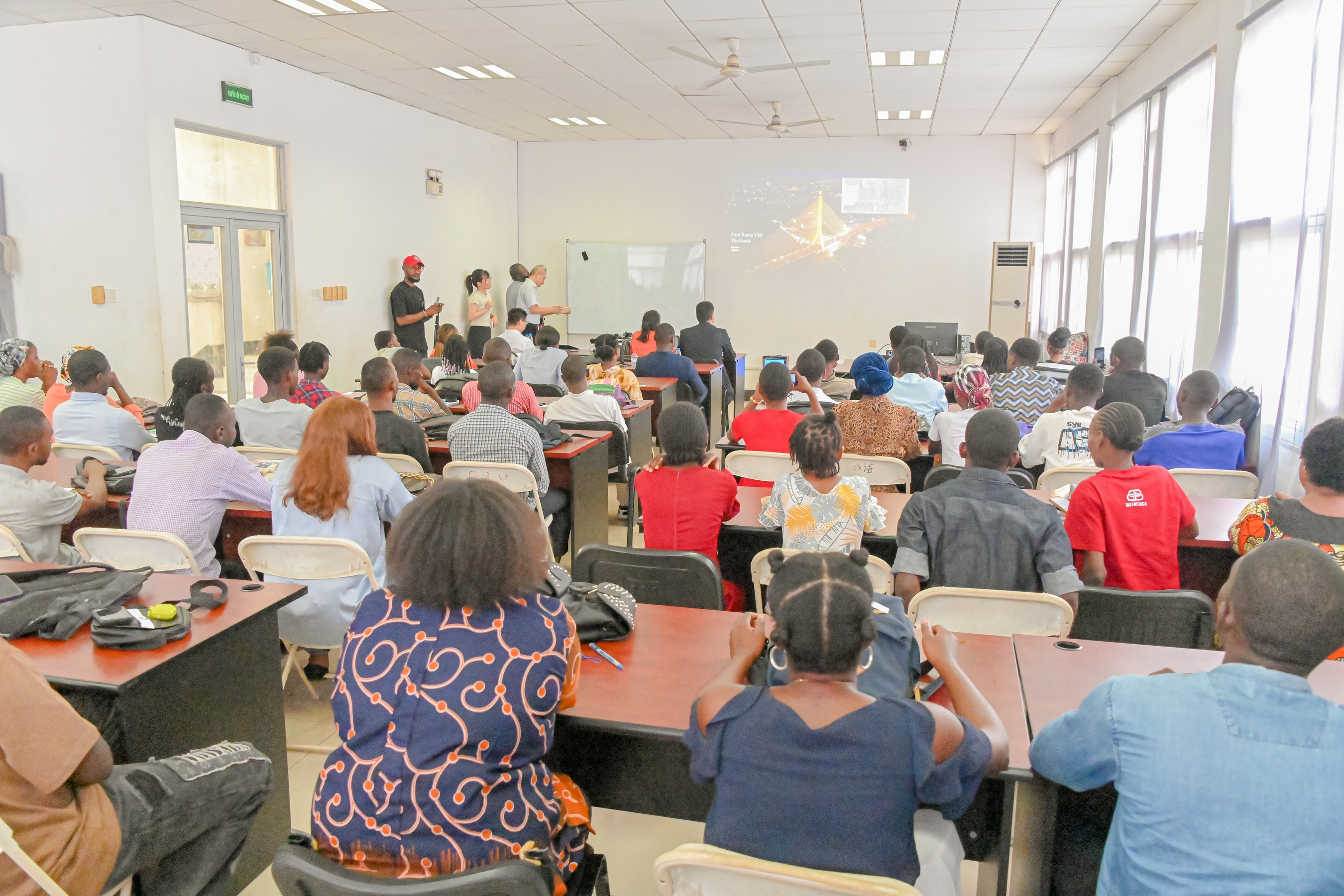 九色
与刚果（布）孔子学院联合开展交流活动2.jpg