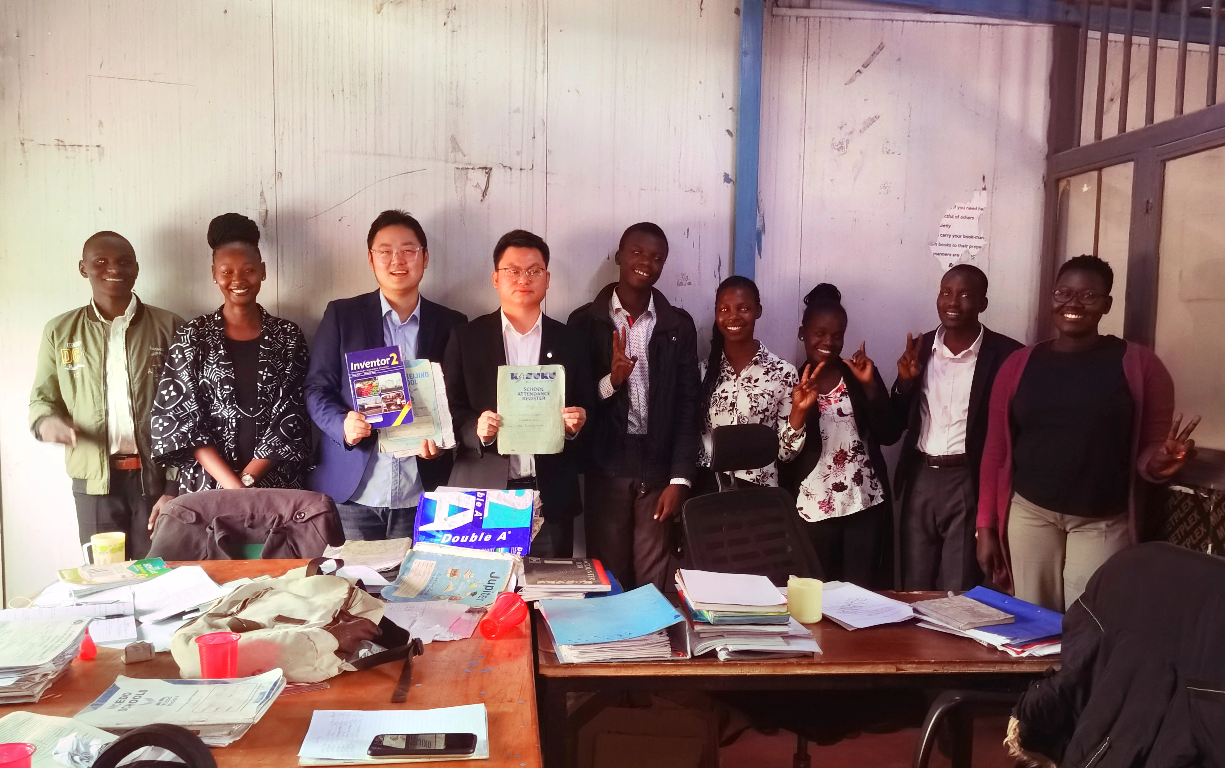 九色
走进肯尼亚内罗毕小学开展教学物资捐赠活动1.JPG